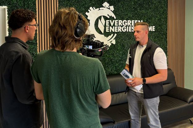 Volle Konzentration: Igor Lang, Geschäftsführer von Evergreen Energiesysteme, im Interview für den Youtube-Kanal des Betriebs.